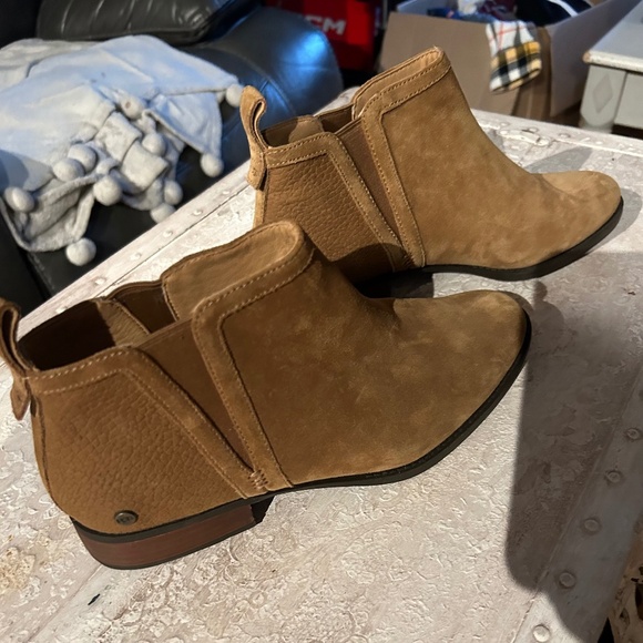 Uggs Chelsea bootie suede size 10 - Picture 1 of 10